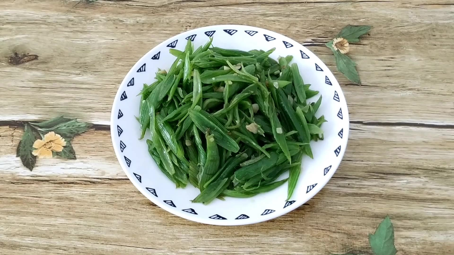 农村人不咋爱吃的南瓜藤,这样一炒,就是城里最棒的美味